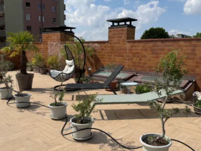 Terrasse rénovée avec vue sur le stade San Siro à Milan