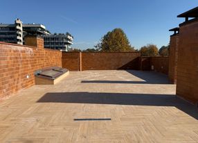 Terrasse rénovée avec vue sur le stade San Siro à Milan