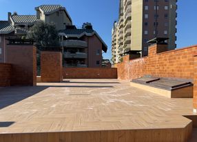 Terrasse rénovée avec vue sur le stade San Siro à Milan
