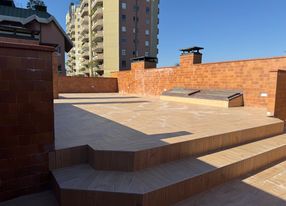 Terrasse rénovée avec vue sur le stade San Siro à Milan