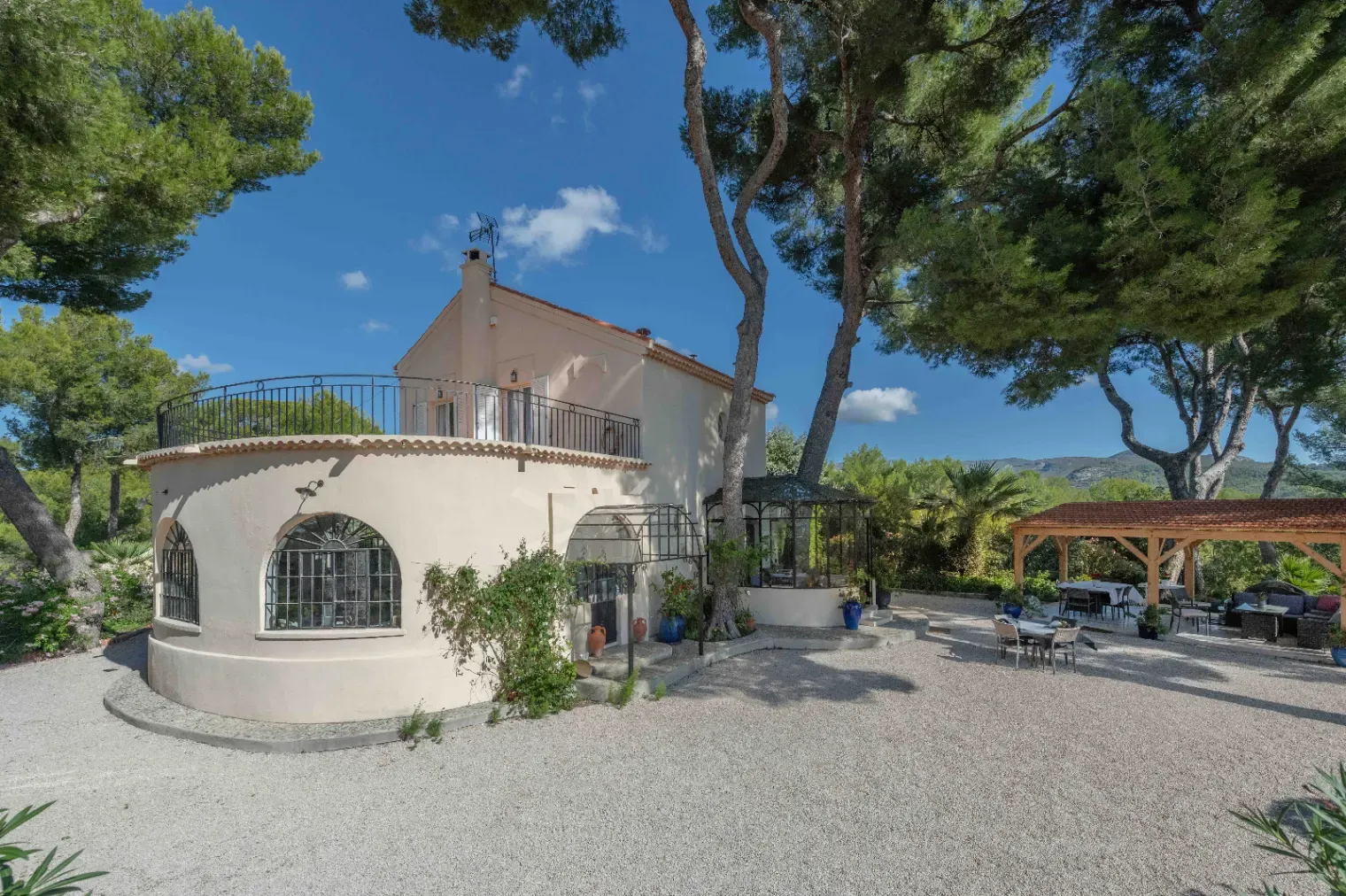 Elegant Family Home in Marseille for Events & Productions
