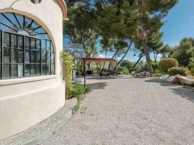 Elegant Family Home in Marseille for Events & Productions