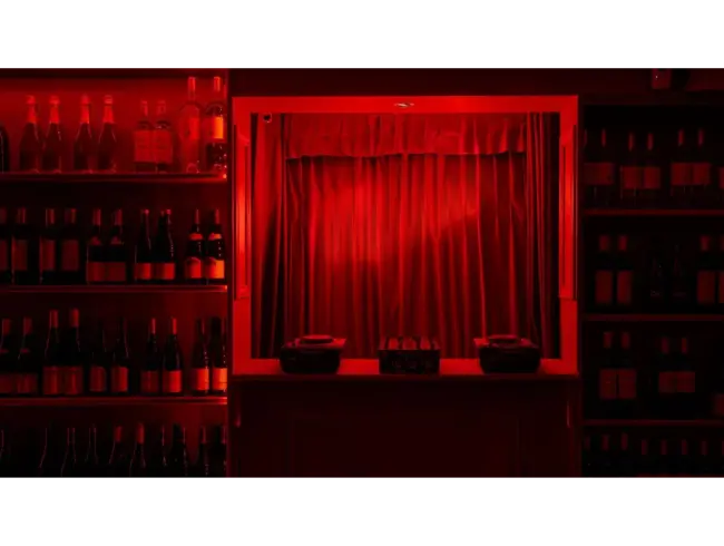 Festive Restaurant in Paris: Elegant Dining & Party Atmosphere