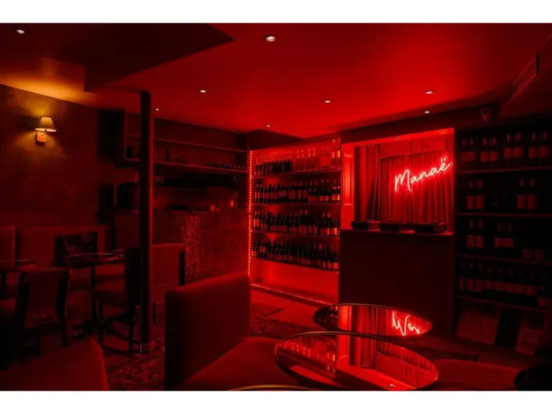 Festive Restaurant in Paris: Elegant Dining & Party Atmosphere