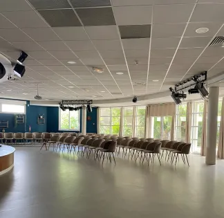 Marseille Auditorium: Flexible Event Space with Outdoor Area