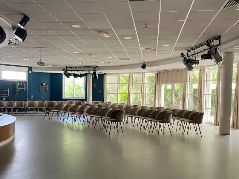 Marseille Auditorium: Flexible Event Space with Outdoor Area