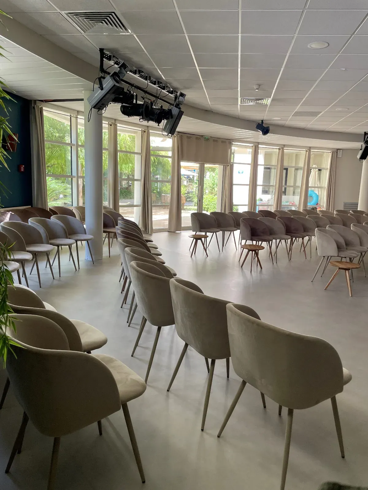 Marseille Auditorium: Flexible Event Space with Outdoor Area