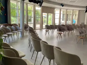 Marseille Auditorium: Flexible Event Space with Outdoor Area