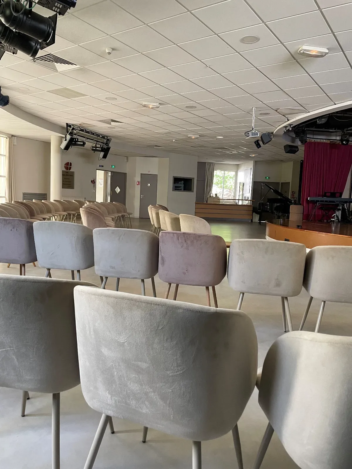 Marseille Auditorium: Flexible Event Space with Outdoor Area