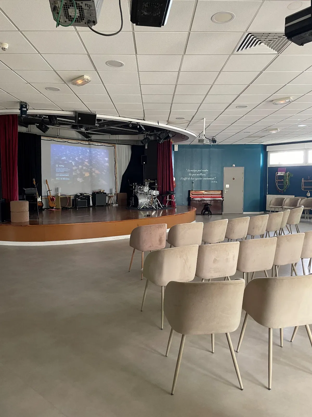 Marseille Auditorium: Flexible Event Space with Outdoor Area