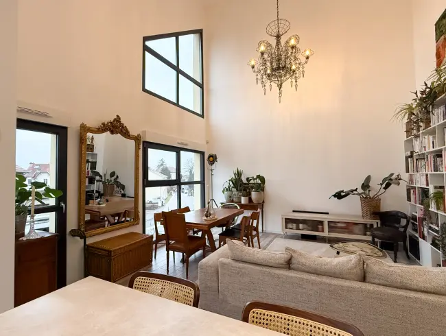Appartement élégant avec plafond cathédrale et lumière naturelle pour des événements à Woippy