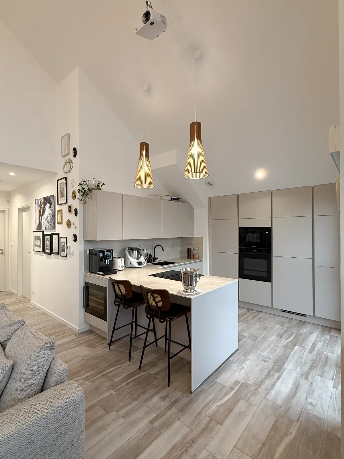 Appartement élégant avec plafond cathédrale et lumière naturelle pour des événements à Woippy