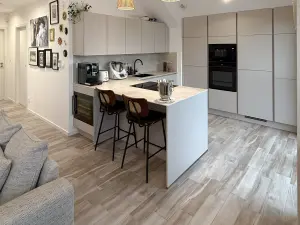 Appartement élégant avec plafond cathédrale et lumière naturelle pour des événements à Woippy