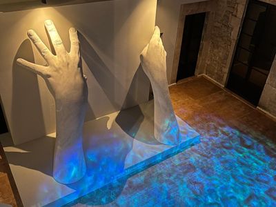 Terrasse Cachée au Musée de Barcelone avec Sculpture de Lorenzo Quinn