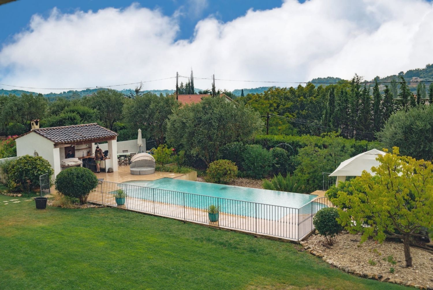 Spacious 5-bed Villa with Pool- minimum 2 nuitees