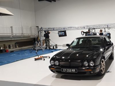 2-Sided Cyclorama Studio for Filming & Events in Bagnolet