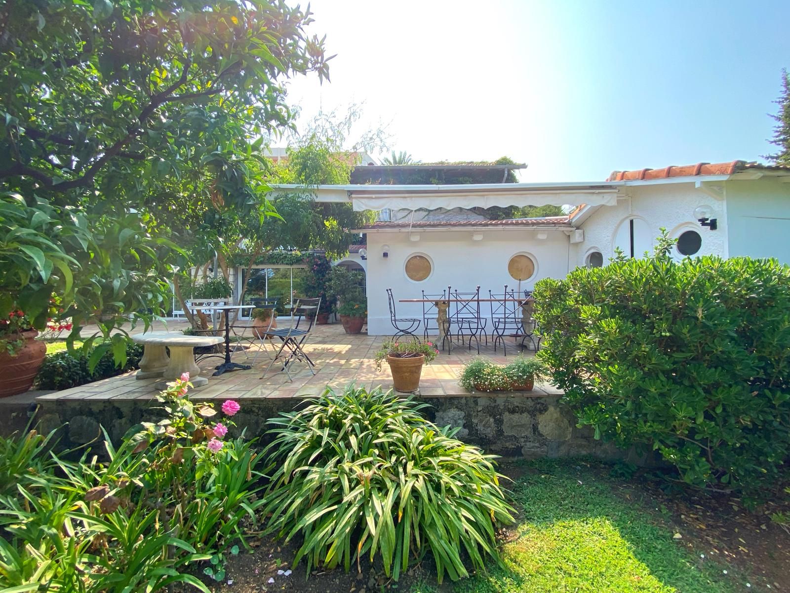 Villa de Caractère avec Piscine & Jardin pour Événements à Antibes
