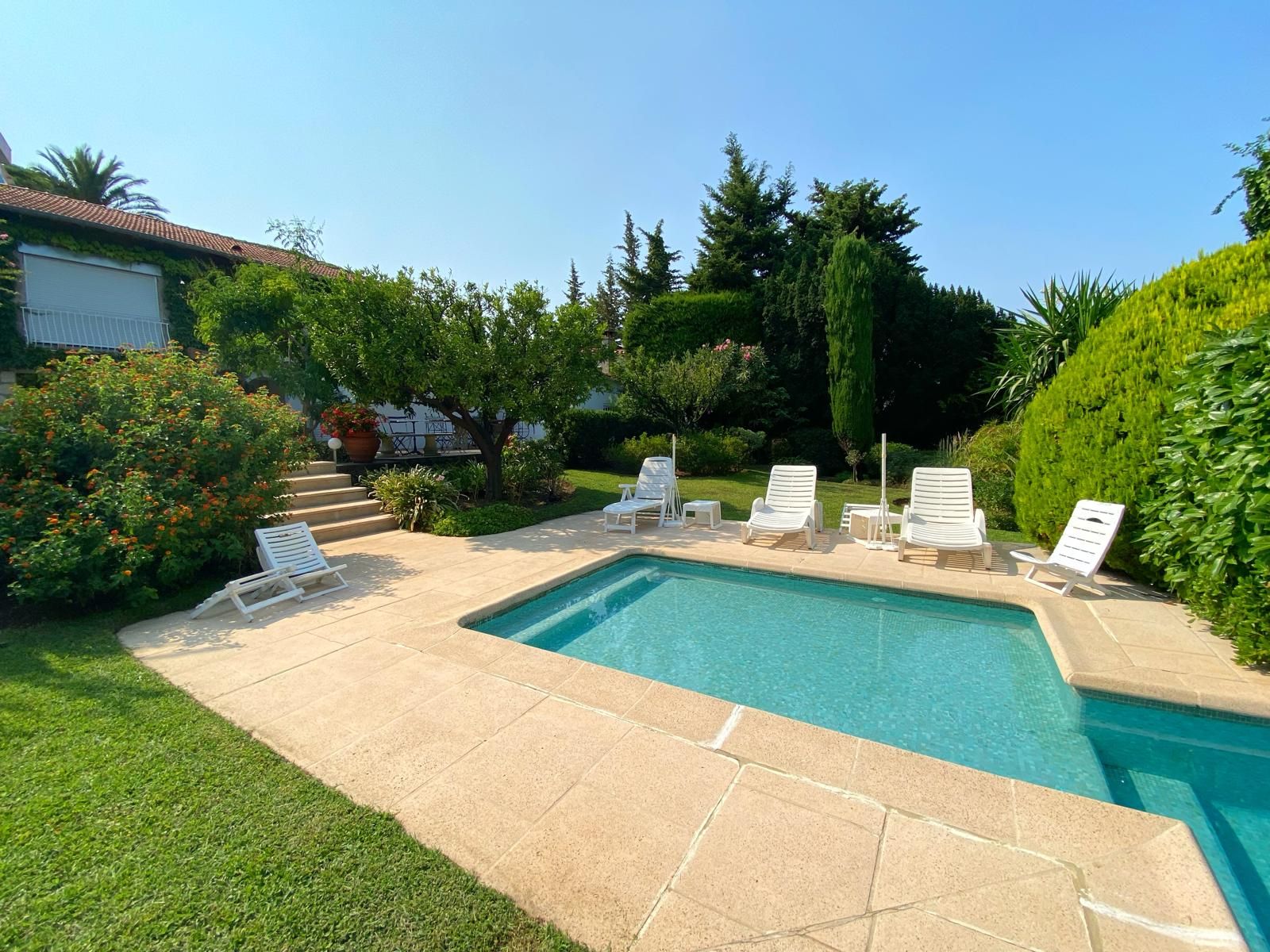 Villa de Caractère avec Piscine & Jardin pour Événements à Antibes