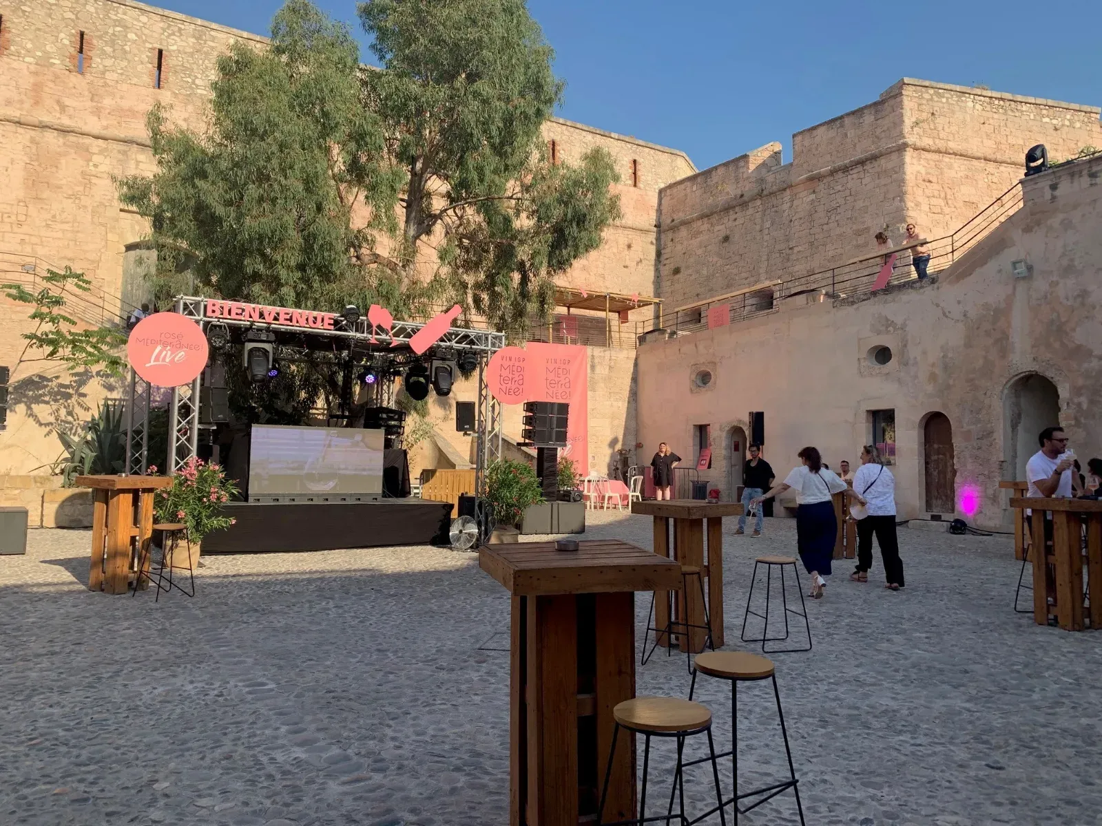 Cour Historique de la Citadelle : Espace Événementiel de 430 m² à Marseille