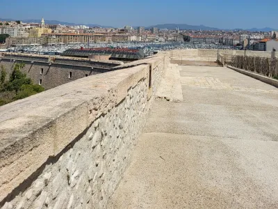 Terrasse avec Vue Panoramique sur le Vieux-Port de Marseille