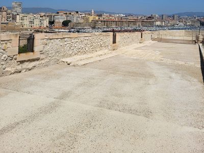 Terrasse avec Vue Panoramique sur le Vieux-Port de Marseille