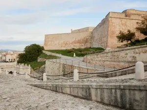 Garden Venue with Stunning Old Port Views in Marseille