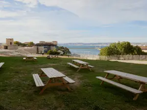Garden Venue with Stunning Old Port Views in Marseille