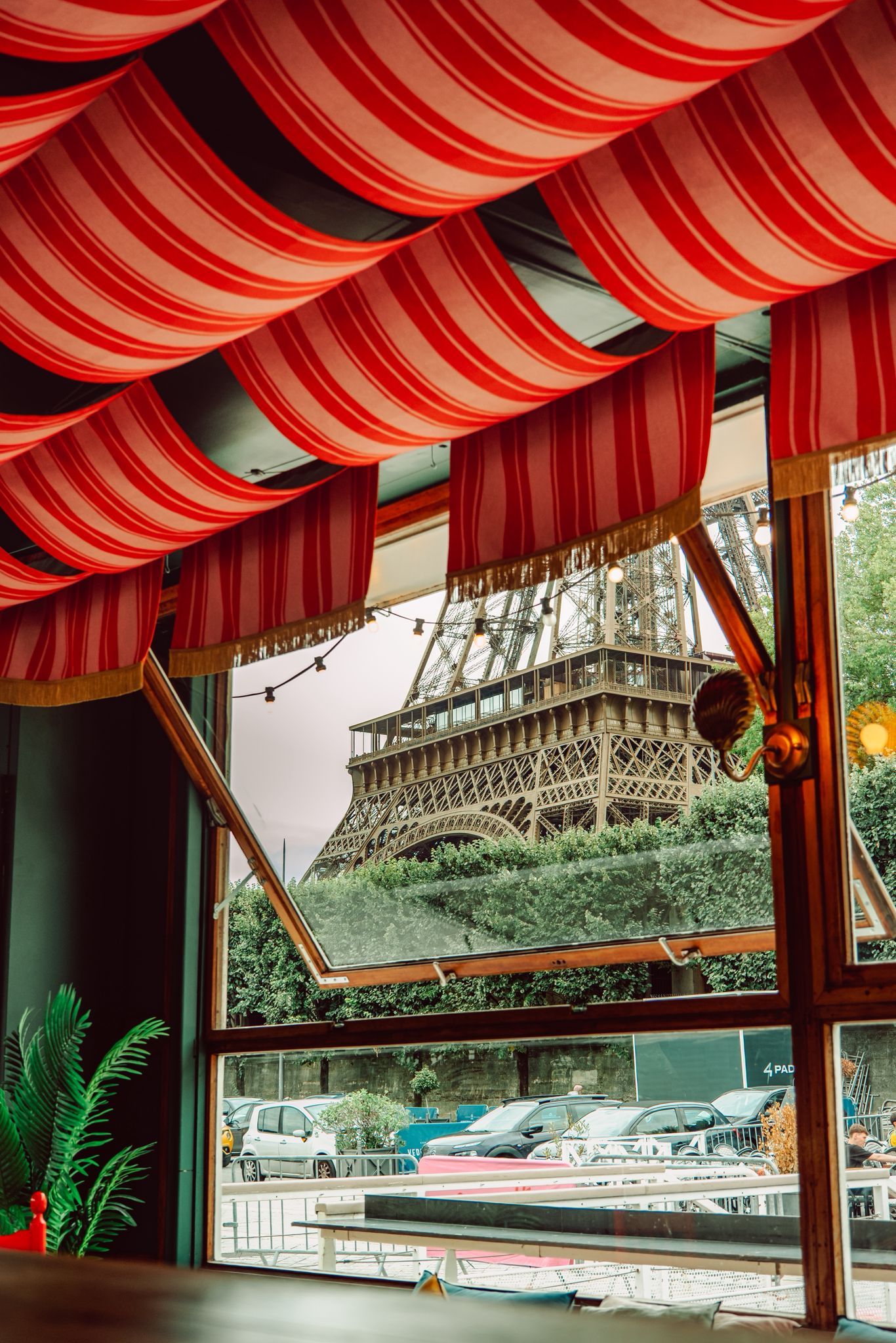 Guinguette Flottante avec Vue sur la Tour Eiffel au Bord de la Seine | Paris