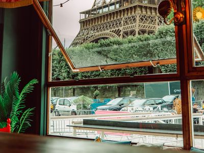 Guinguette Flottante avec Vue sur la Tour Eiffel au Bord de la Seine | Paris