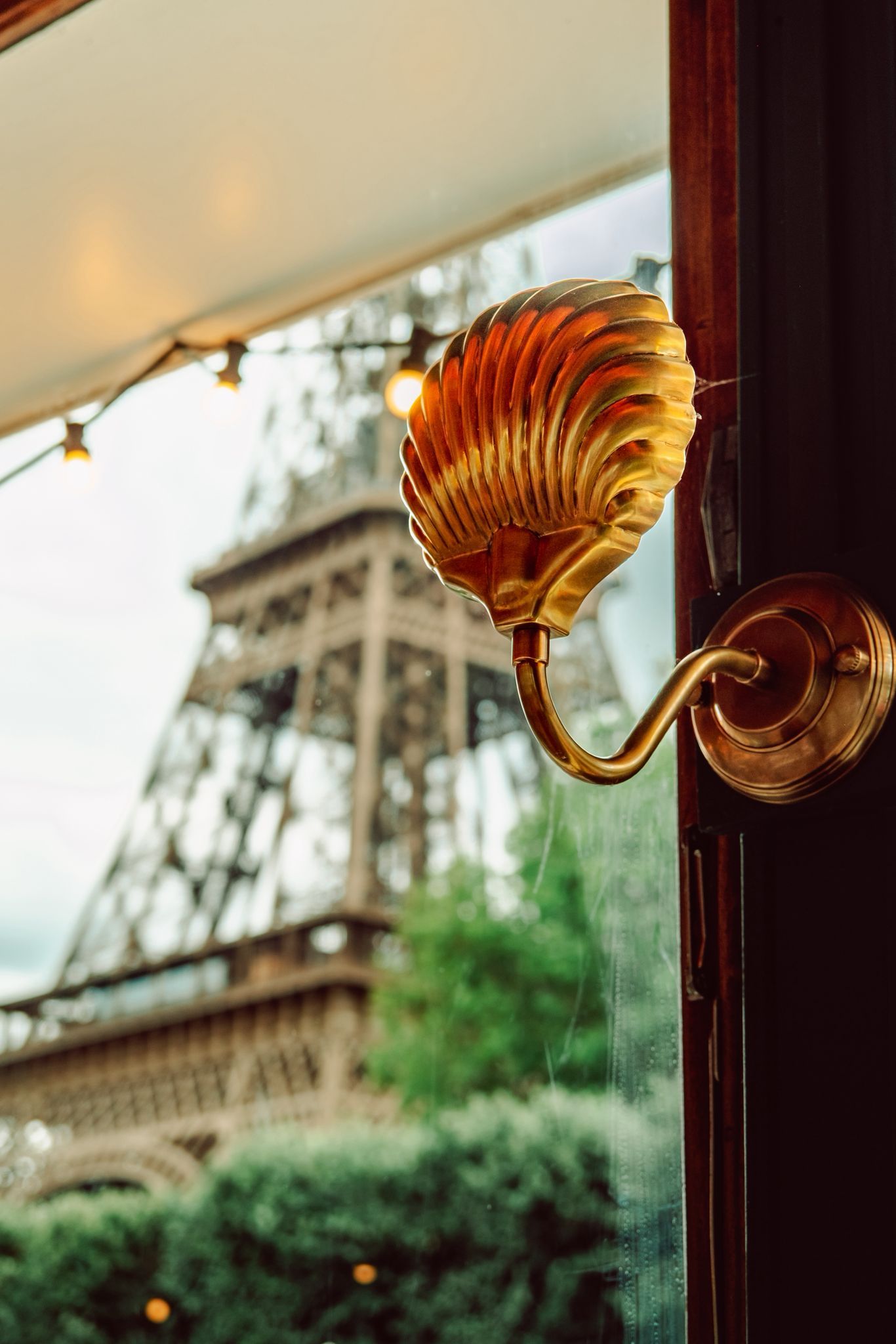 Guinguette Flottante avec Vue sur la Tour Eiffel au Bord de la Seine | Paris