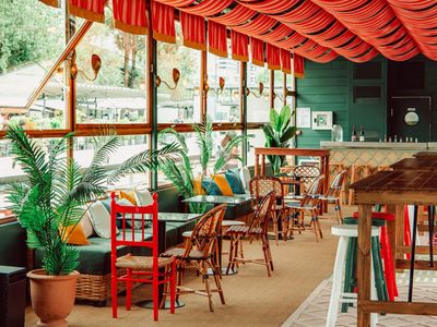 Guinguette Flottante avec Vue sur la Tour Eiffel au Bord de la Seine | Paris