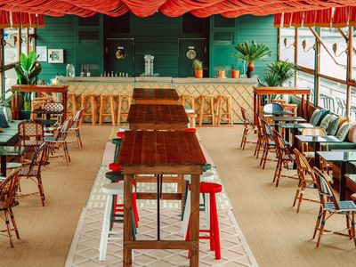 Guinguette Flottante avec Vue sur la Tour Eiffel au Bord de la Seine | Paris