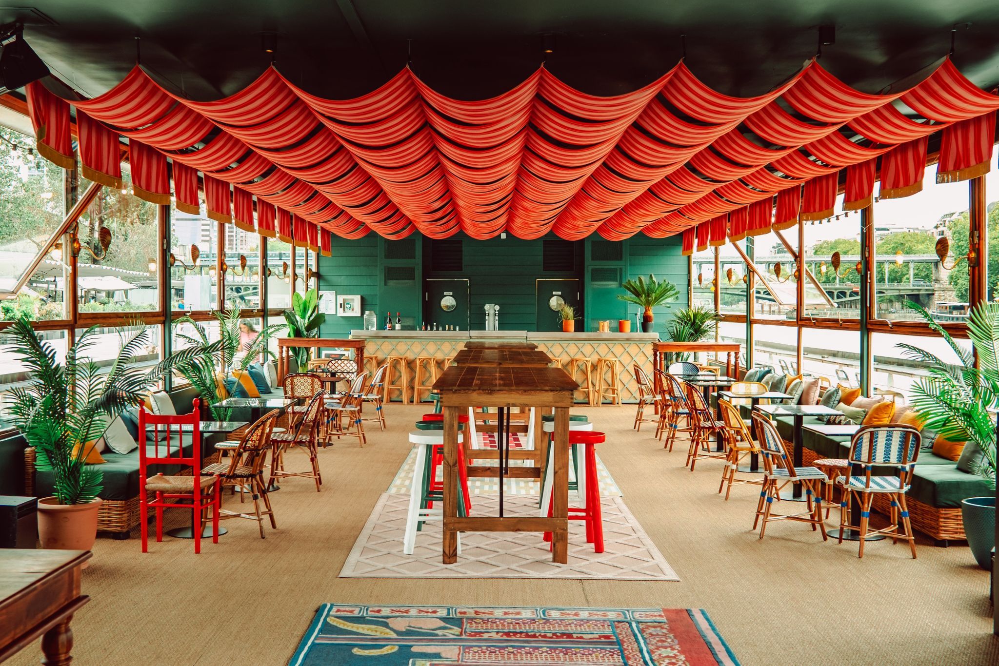 Guinguette Flottante avec Vue sur la Tour Eiffel au Bord de la Seine | Paris