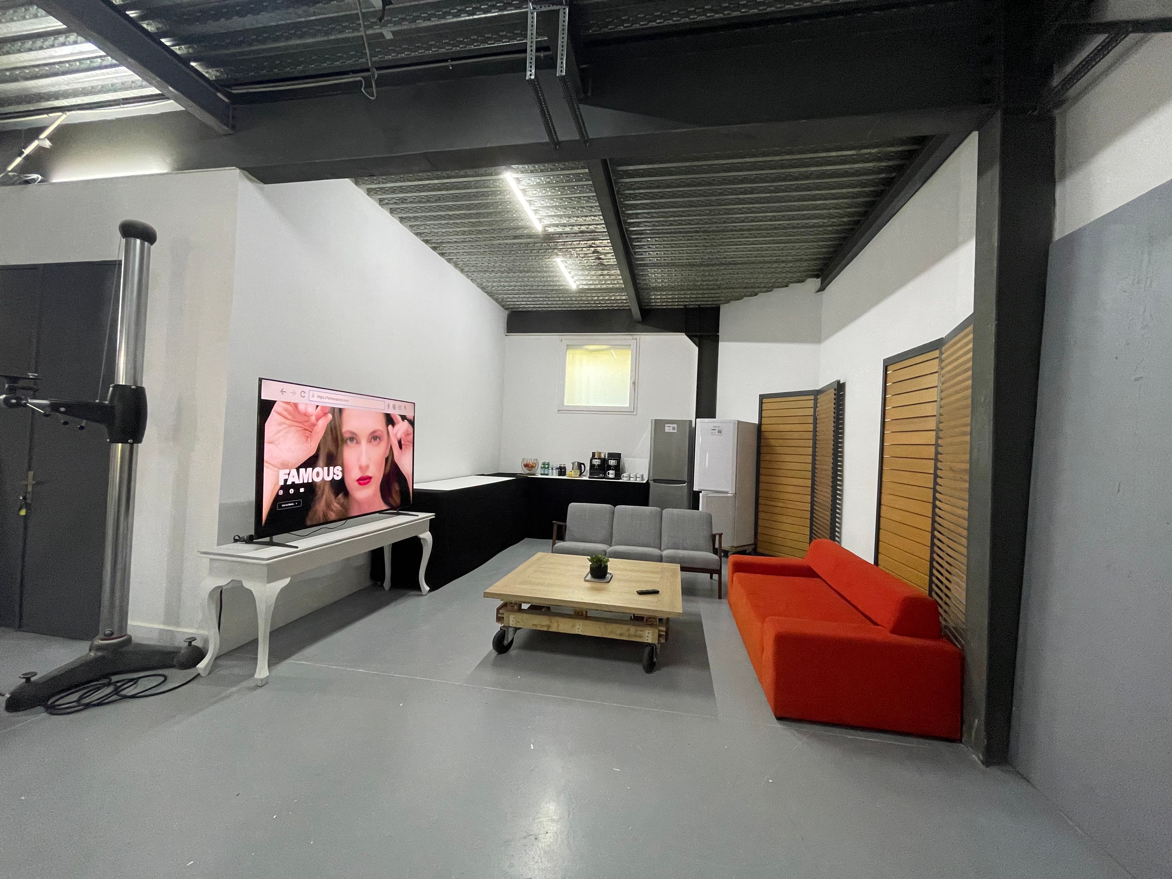 FAMOUS STUDIO - ESPACE C