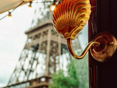 Lieu Unique : Une Péniche au Pied de la Tour Eiffel à Paris