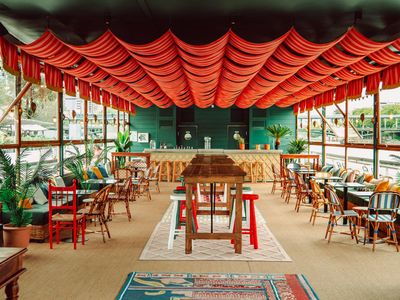 Lieu Unique : Une Péniche au Pied de la Tour Eiffel à Paris