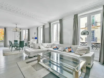 Prestigious Parisian Venue near Arc de Triomphe for Business Events