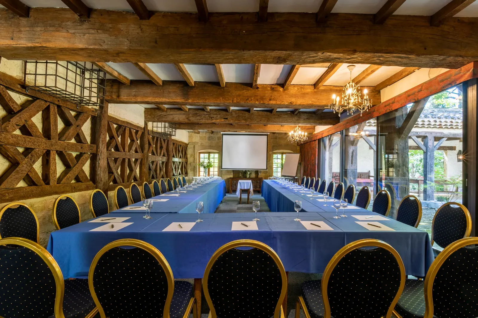 Salle de Patio Privative avec Étang à Aix-en-Provence