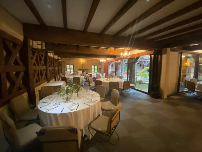 Private Patio Room by the Pond in Aix-en-Provence