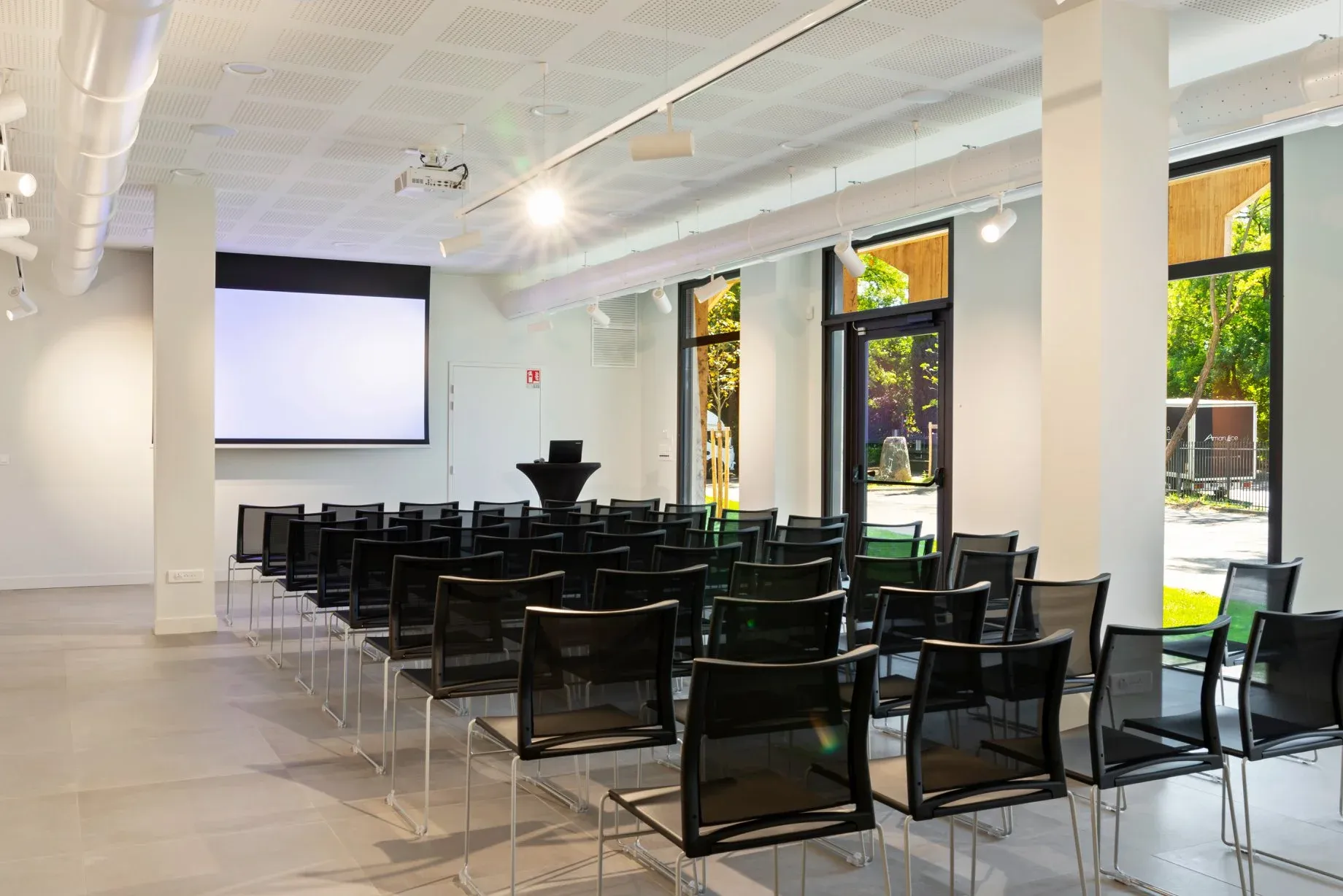 Espace Événementiel Polyvalent avec Lumière Naturelle à Lyon