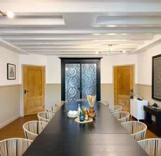 Bibliothèque Secrète pour Dîners d'Affaires et Réunions Stratégiques