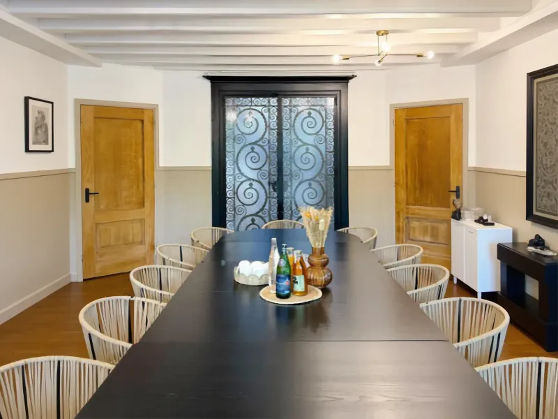 Bibliothèque Secrète pour Dîners d'Affaires et Réunions Stratégiques