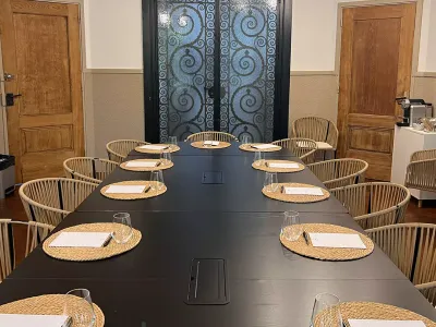 Bibliothèque Secrète pour Dîners d'Affaires et Réunions Stratégiques