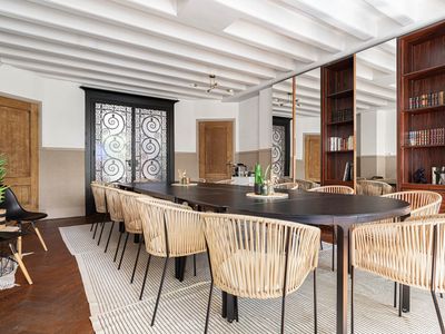 Bibliothèque Secrète pour Dîners d'Affaires et Réunions Stratégiques