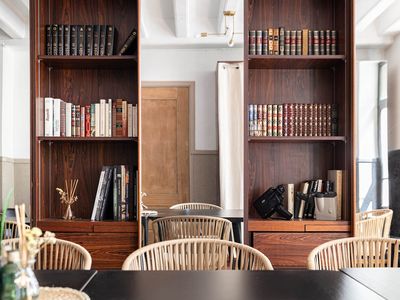 Bibliothèque Secrète pour Dîners d'Affaires et Réunions Stratégiques