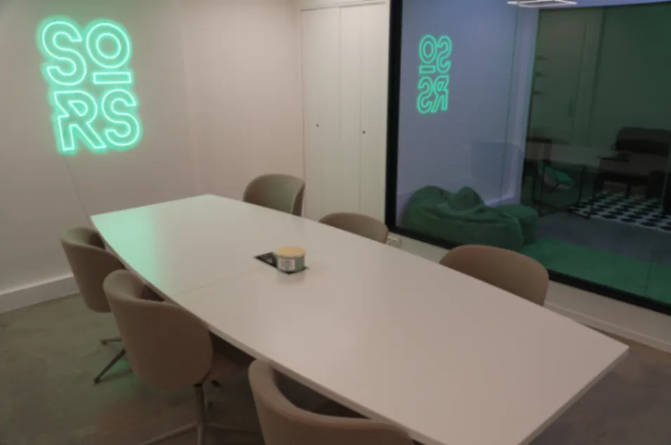 Salle de Réunion Moderne pour 6 à Boulogne-Billancourt | Équipée Visioconférence
