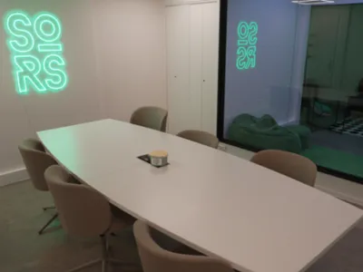 Modern Meeting Room for 6 in Boulogne-Billancourt | Video Conference Ready