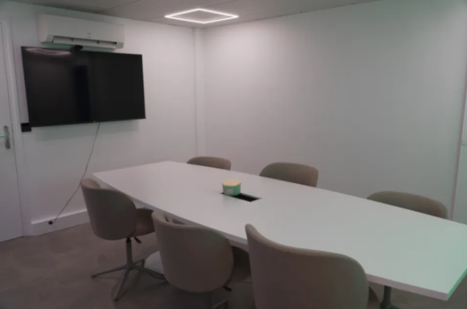 Salle de Réunion Moderne pour 6 à Boulogne-Billancourt | Équipée Visioconférence