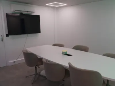 Modern Meeting Room for 6 in Boulogne-Billancourt | Video Conference Ready