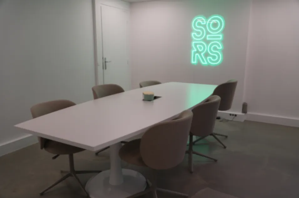 Salle de Réunion Moderne pour 6 à Boulogne-Billancourt | Équipée Visioconférence